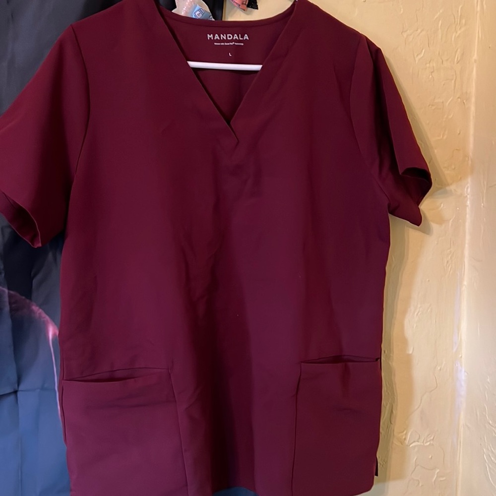 Mandala women’s scrubs set. Large 2 pocket top. Bottom Large petite